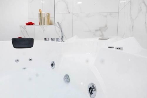 Panoramic Suite with Jacuzzi in Trastevere - image 11
