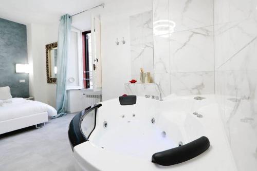 White Panoramic Jacuzzi Suite Trastevere, Rome (photo 8)