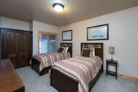 Pineview Reservoir Vacation Rental Sleeps 12 - Huntsville Lodging LS 54 - image 6