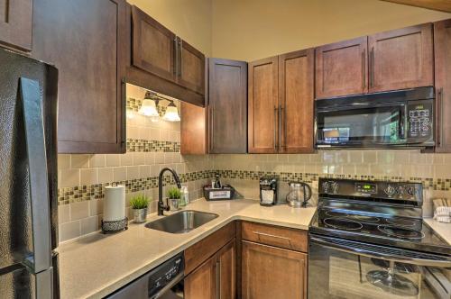 Airy Resort Condo Less Than 3 Miles to Whitefish Mountain! in 白魚鎮