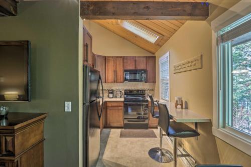 Airy Resort Condo Less Than 3 Miles to Whitefish Mountain! in 白魚鎮