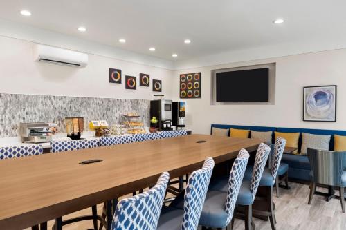 Days Inn by Wyndham Beaumont West I-10 Walden in بيومونت