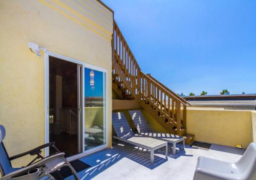 MB Jamaica · MB Jamaica Steps 2 MISSION BEACH & BAY, OCEAN!