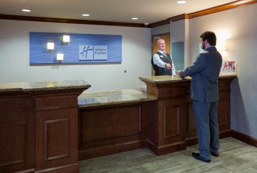 Holiday Inn Express & Suites Bloomington - Mpls Arpt Area W by IHG