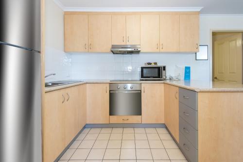 Kitchen, Coral Cay Resort in Mackay
