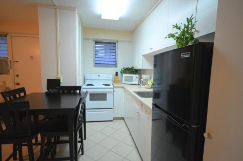 Hawaiian King 501 Studio, Pool and BBQ Grill, Sleeps 4