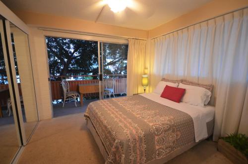 Hawaiian King 501 Studio Pool and BBQ Grill Sleeps 4 - image 5