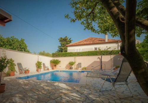 Two Bedroom Apartment with Shared Pool image 4