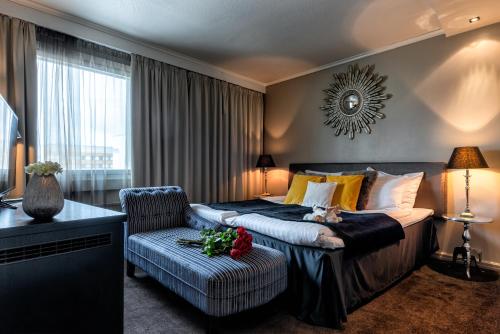 1 queen bed, 1 sofa bed