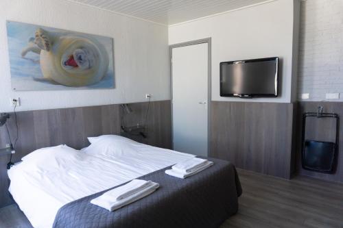 1 king bed, 1 twin bed