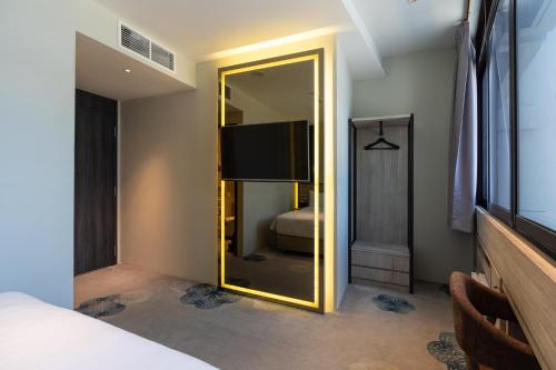 Deluxe Double Room image 8