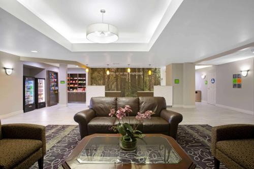 Lobby, La Quinta Inn & Suites by Wyndham Visalia/Sequoia Gateway in Visalia (CA)