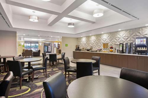 ห้องอาหาร, La Quinta Inn & Suites by Wyndham Visalia/Sequoia Gateway in วิเซเลีย (CA)