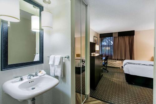 La Quinta Inn & Suites by Wyndham Fort Lauderdale Tamarac