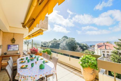 LE CHATEAU DE LA PINEDE AP4198 by Riviera Holiday Homes - Apartment - Juan-les-Pins