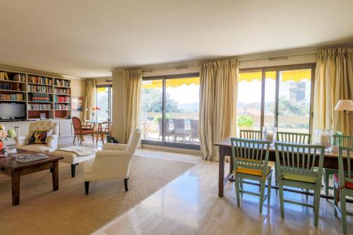 Facilities, LE CHATEAU DE LA PINEDE AP4198 by Riviera Holiday Homes in Saramartel