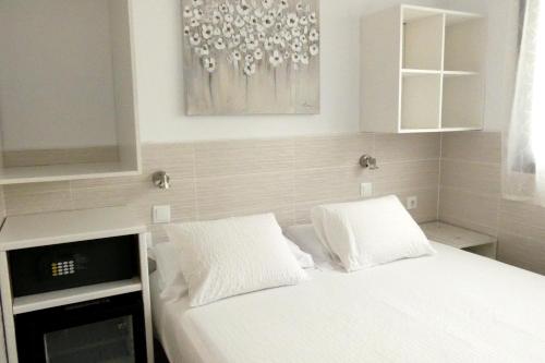 Hostal House - image 10