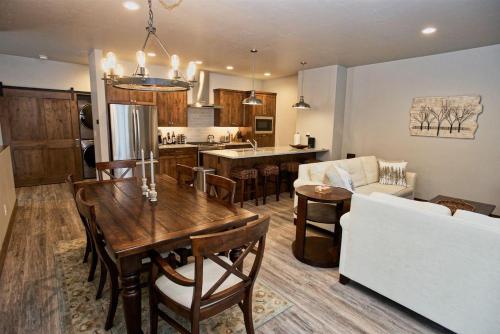 Silverpine Hideaway by Casago McCall - Donerightmanagement, McCall (photo 2)