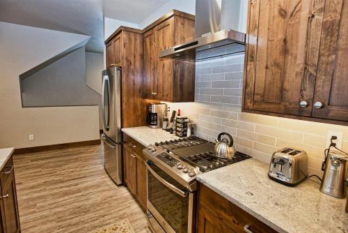 Silverpine Hideaway by Casago McCall - Donerightmanagement, McCall (photo 4)