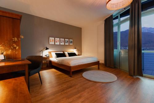 1 king bed, 1 double bed