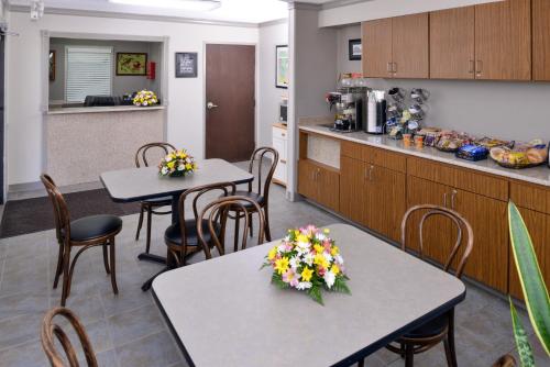 Briarwood Inn Of Geneva - image 9
