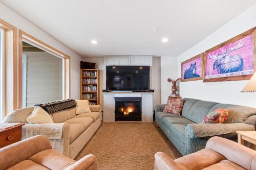 Lakefront Seclusion - image 9