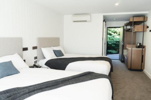 2 double beds