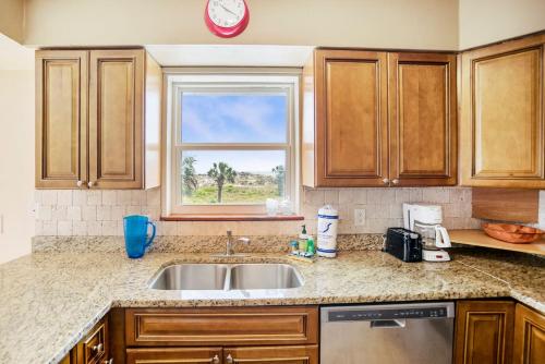 Oceanfront Dunes Cozy Beach House BBQ + Pet Friendly! - image 7