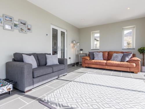 Cartref - Tap to explore photos