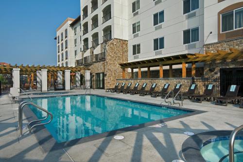 مسبح, أجنحة أوكسفورد سونوما - رونيرت بارك (Oxford Suites Sonoma- Rohnert Park) in Rohnert Park