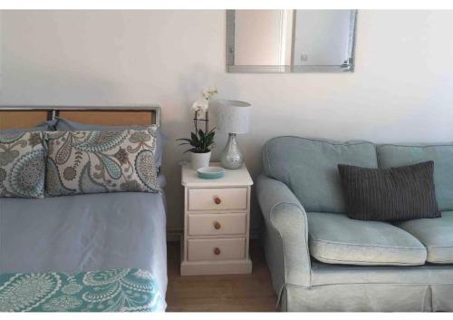 Quiet Apartment Near 5miles From Amersham Tube Animal Friendly