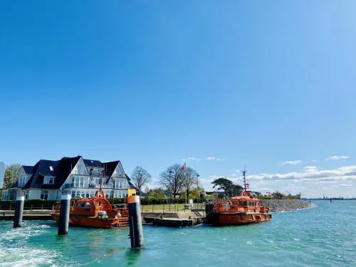 Lotsenhaus/Ostseewelle in Warnemünde, Deutschland
