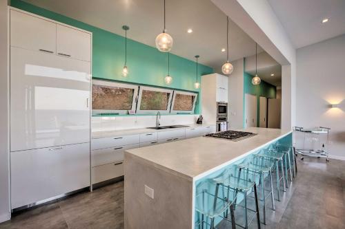 Luxury St Croix Home with Oceanfront Pool and Views in 斯洛布