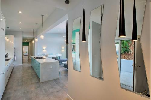 Luxury St Croix Home with Oceanfront Pool and Views in 斯洛布