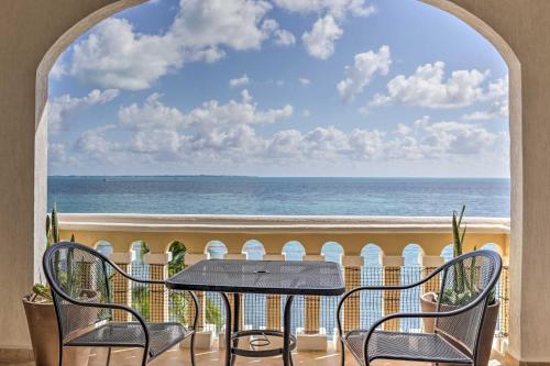 Private Balcony with Views Oceanfront Cancun Condo!, Cancún