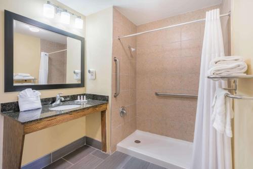 Howard Johnson by Wyndham Dalton Room Type - King Room - Disability Access - Non-Smoking