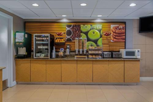 La Quinta by Wyndham Naples East (I-75) - image 8
