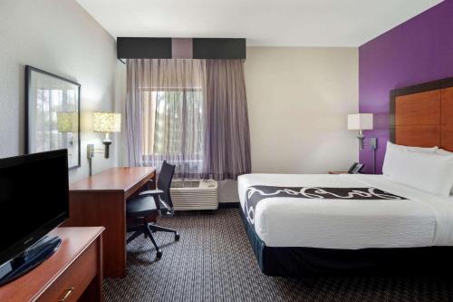 La Quinta Inn & Suites by Wyndham Miami Airport East