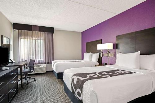 La Quinta Inn & Suites by Wyndham Miami Airport East