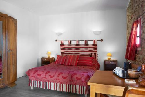 1 queen bed, 2 twin beds
