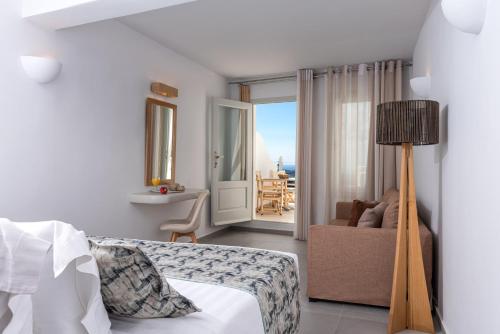 Adamant Suites Room Type - Emerald Suite with Hot Tub and Caldera View
