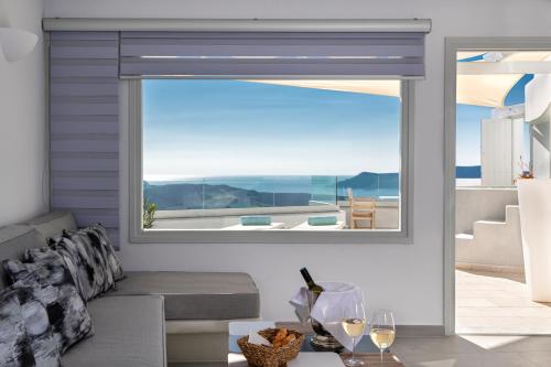 Adamant Suites Room Type - Diamond Suite with Hot Tub and Caldera View
