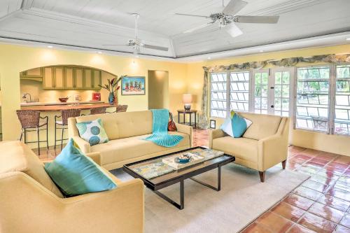 Bright St Thomas Getaway with Pool, 3Mi to Magens Bay in 聖托馬斯