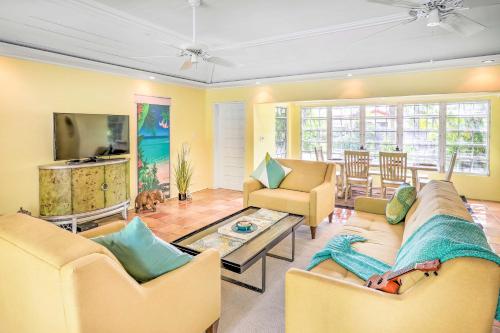 Bright St Thomas Getaway with Pool, 3Mi to Magens Bay in 聖托馬斯