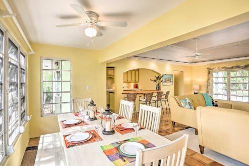 Bright St Thomas Getaway with Pool, 3Mi to Magens Bay in 聖托馬斯