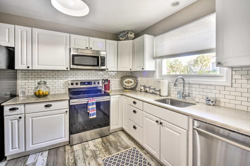 Stylish Getaway with Grill 7 Mi to Charleston! - image 3
