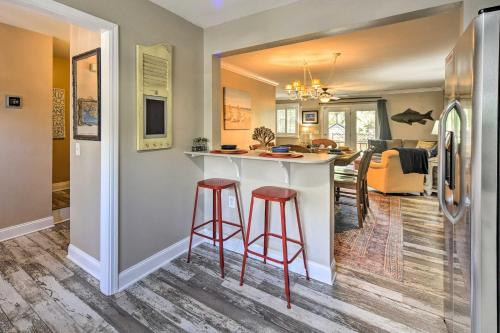 Stylish Getaway with Grill 7 Mi to Charleston! - image 5