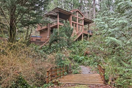 Quiet Hidden Creekside Home Steps to Sechelt Inlet