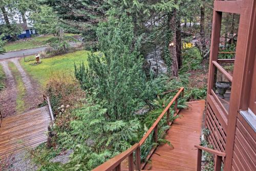 Quiet Hidden Creekside Home Steps to Sechelt Inlet