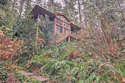 Quiet Hidden Creekside Home Steps to Sechelt Inlet